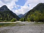 Jezero Jasna - Pot med jezeroma z dolino Male Pišnice v ozadju 