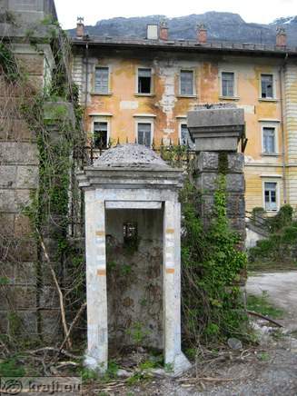 Guardhouse in front of old barracks