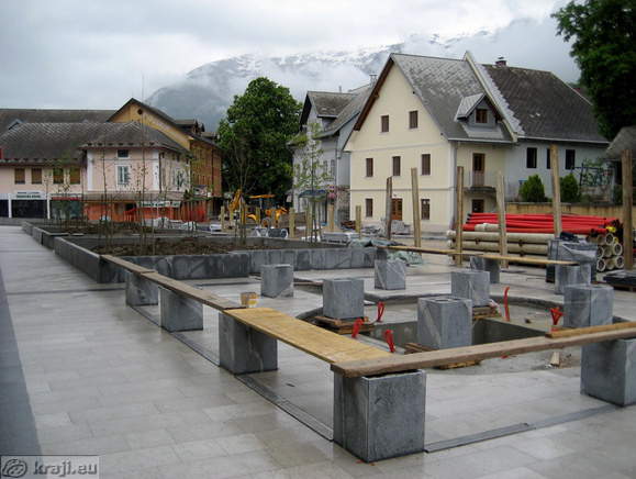 Trg golobarskih zrtev in Bovec