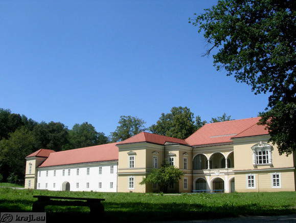 Ravne Castle (Streteben) with the park Ravne Castle (Streteben) with the park