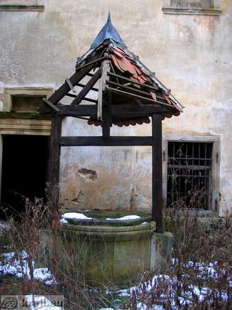 Podcetrtek Castle - well