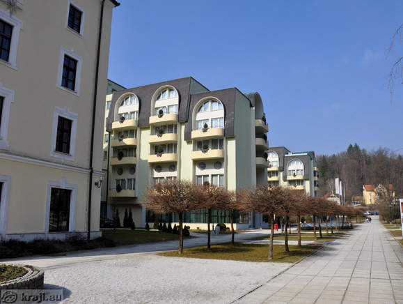 Promenada ob Grand Hotelu Sava