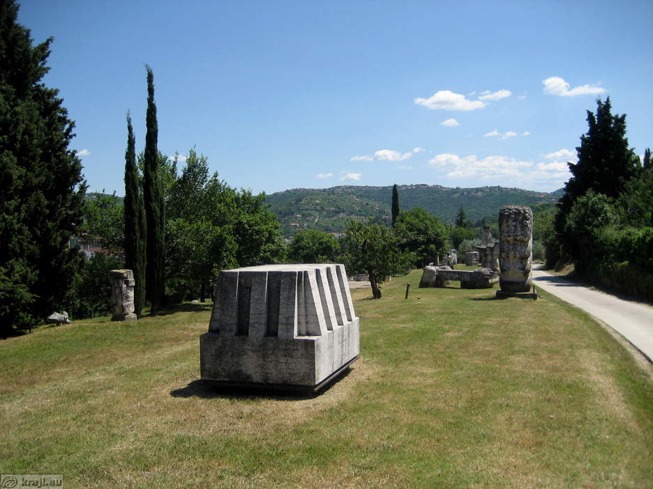 Zbirka kamnitih skulptur na polotoku Seča