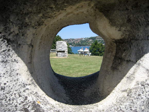Pogled skozi skulpturo Pogled skozi skulpturo