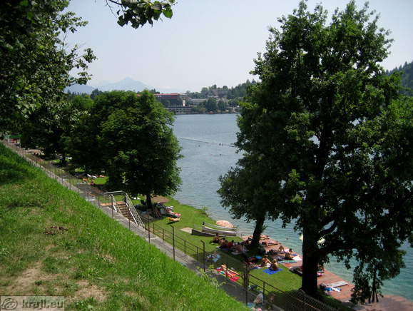 Pogled na travnato plažo Grajskega kopališča ob Blejskem jezeru