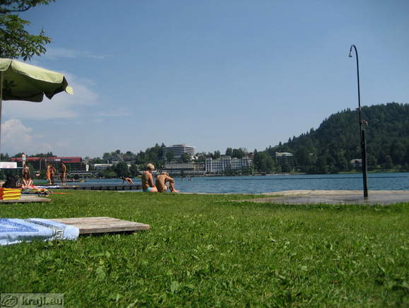 Plaža in pogled na hotele v Bledu