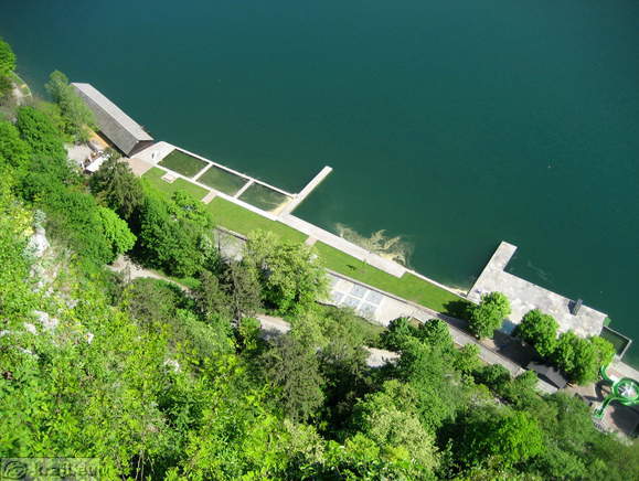 Pogled na Grajsko kopališče z Blejskega gradu