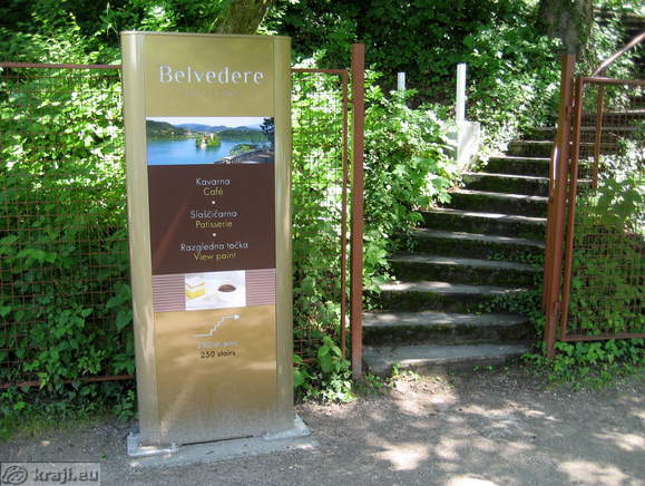 Odcep za Cafe Belvedere s peš poti okrog Blejskega jezera