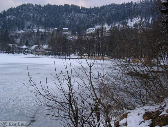 Pogled na zaledenelo Blejsko jezero ob Mali Zaki