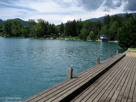 Lesen pomol nad jezerom