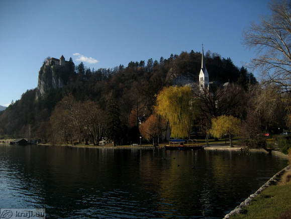 Pogled na severni del Blejskega jezera ob mestu