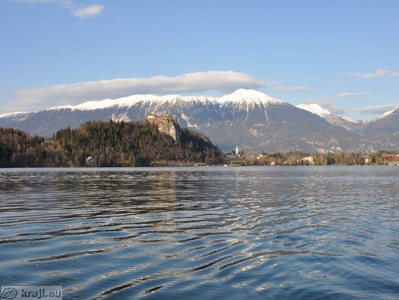 Pogled iz pletne na Blejski grad in Karavanke