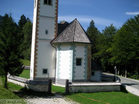 Manjše obzidje okrog cerkve sv. Duha