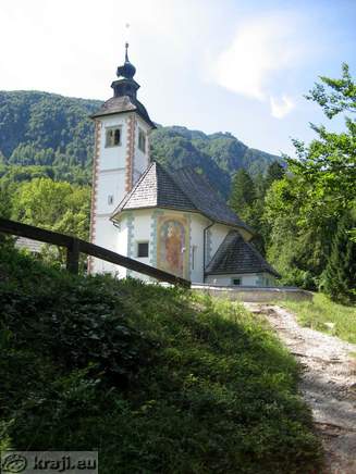Pogled na cerkev sv. Duha z obale Bohinjskega jezera