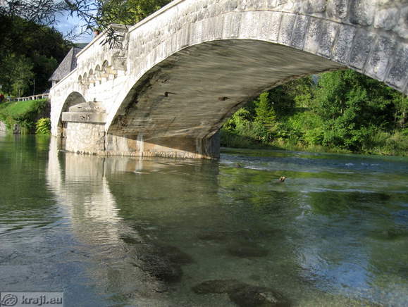 Pogled na most s spodnje strani