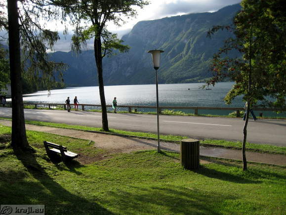Pogled na Bohinjsko jezero z majhnega parka, kjer je mini golf igrišče