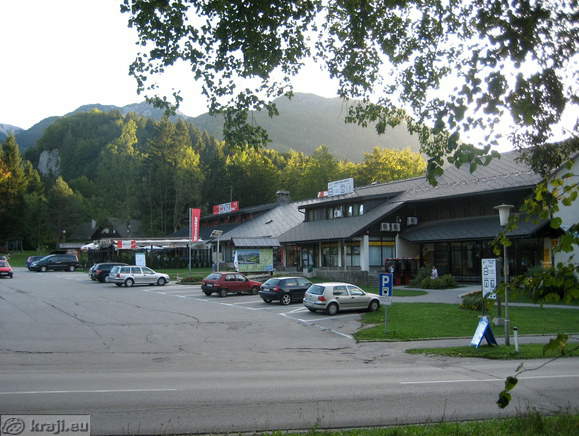 Parkirišče pred Pošto, Turistično informacijskim centrom, Merkatorjem, Hotelom Center ...