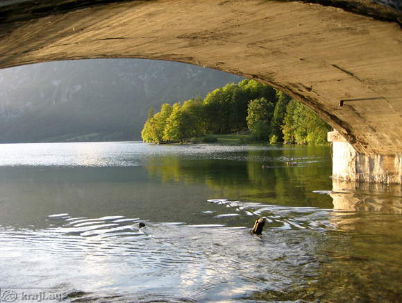 Pogled na Bohinjsko jezero izpod mostu v Ribčevem Lazu