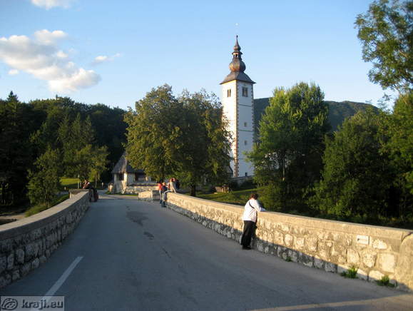 Cesta za Staro Fužino čez most v Ribčevem Lazu