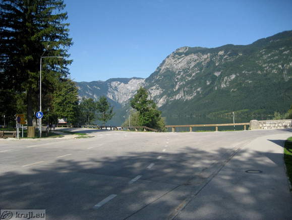 Križišče za slap Savica, Vogel, Ukanc - levo in Stara Fužina, Studor, Srednja vas - desno