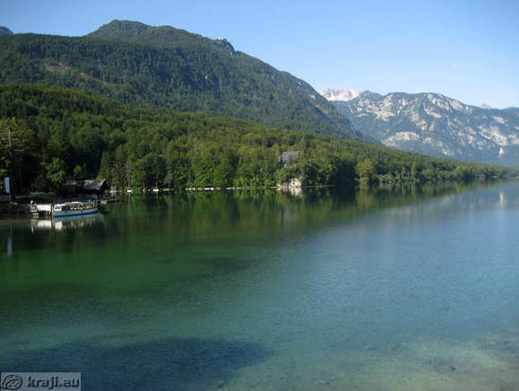 Južna stran Bohinjskega jezera z Voglom