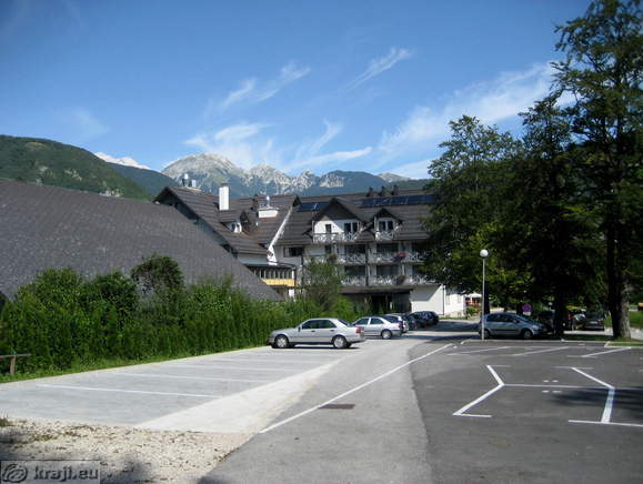 Parkirišče za hotelom Jezero