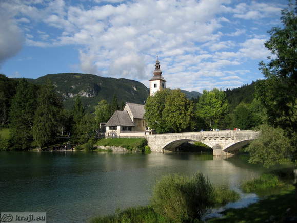 Pogled na cerkev sv. Janeza Krstnika z obale Bohinjskega jezera