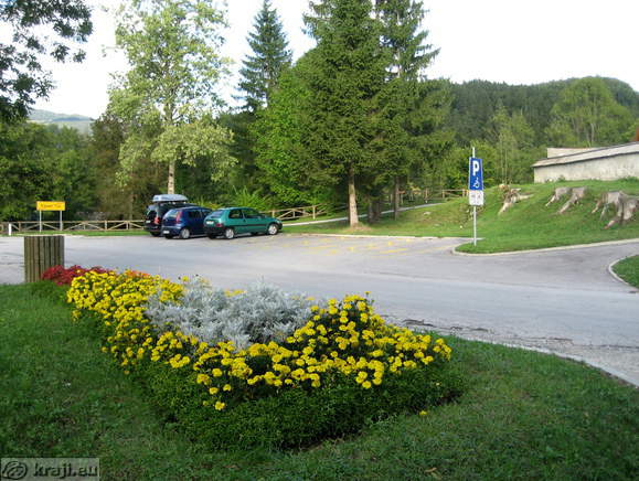 Majhno parkirišče blizu cerkve