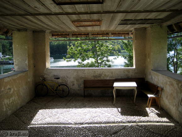 Del cerkve pred vhodom