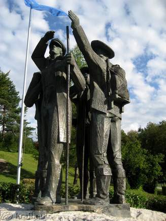 Spomenik štirim srčnim možem - Luka Korošec, Matevž Kos, Štefan Rožič in Lovrenc Willomitzer