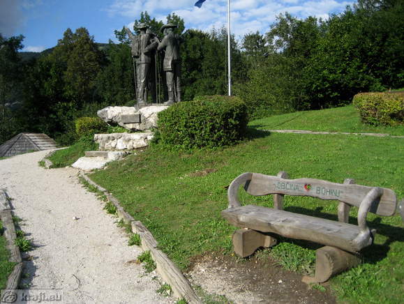 Klop v bližini spomenika