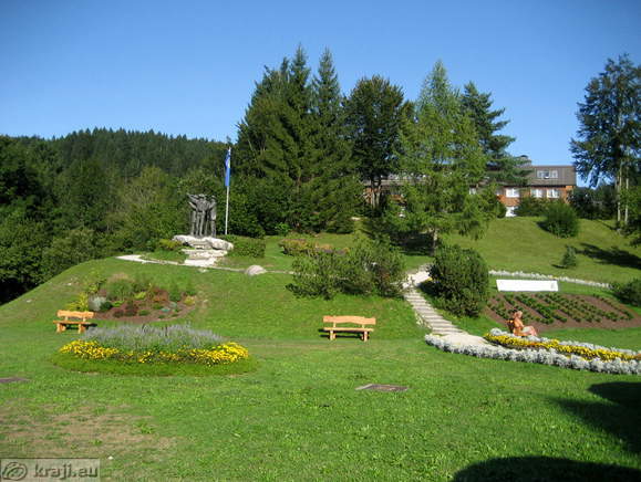 Park v Ribčevem Lazu in Spomenik štirim srčnim možem