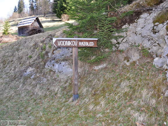 Usmerjevalna tabla za Vodnikov razglednik v bližini cerkve v Koprivniku