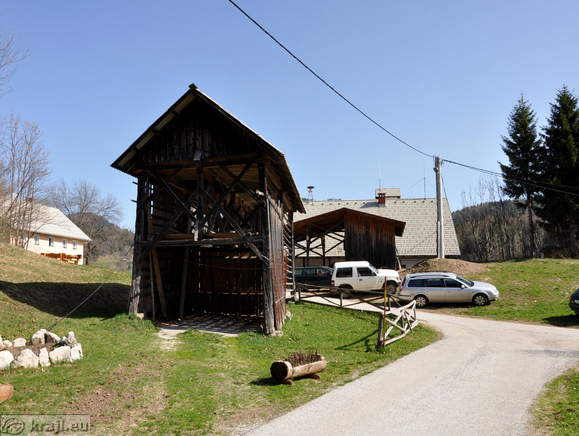 Kozolec malo naprej od gasilskega doma