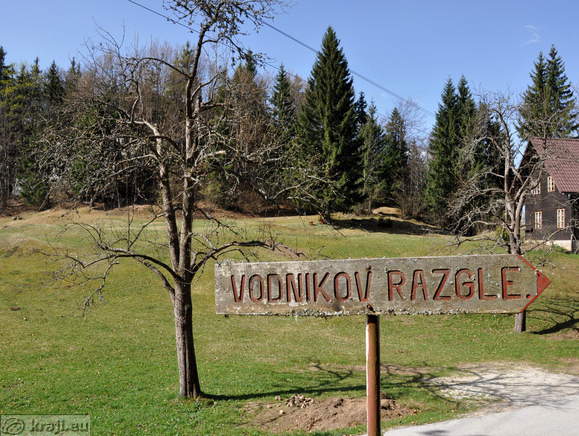 Usmerjevalna tabla za pot za hišami