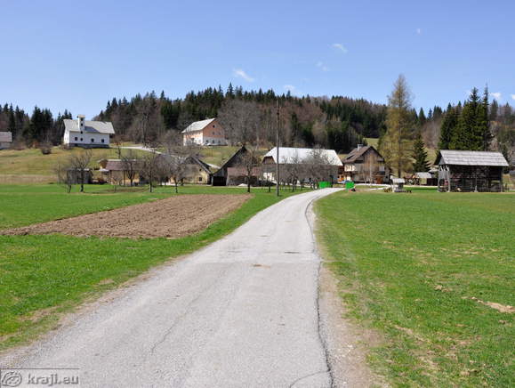 Cesta od cerkve v Koprivniku proti Vodnikovem razgledniku