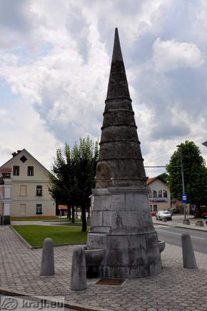 Spomenik na Trgu Davorina Jenka