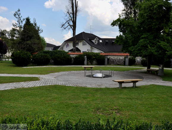 Spominski park z doprsnimi kipi
