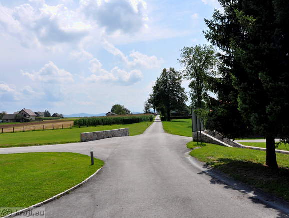 Crossing of the roads on the land property Strmol Castle - Left for stable and Svicarija, right for hayrack