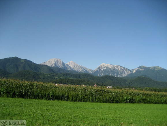 Pogled od dalec na Kamniške Alpe s Krvavcem