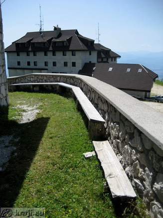 Klopi ob kapelici in Dom na Krvavcu spodaj