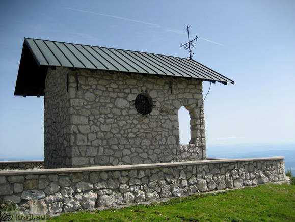 Plečnikova kapelica Marije Snežne - S strani