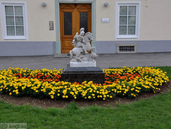 Kip sv. Jurija pred župniščem