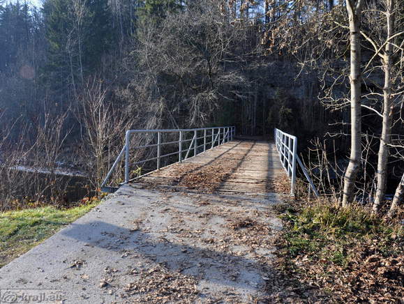 Pot čez most vodi proti Brdu pri Kranju