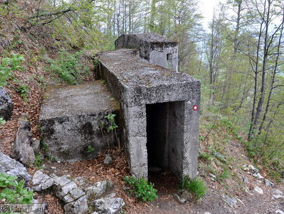 Bunker ob poti na Blegoš