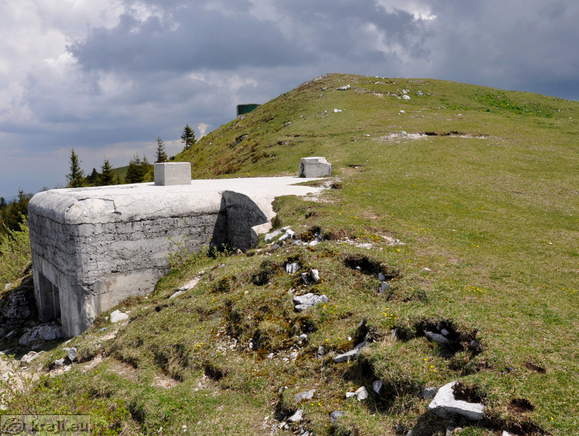 Bunker in Blegoš v ozadju