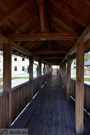 Path over the Nesko's wooden footbridge