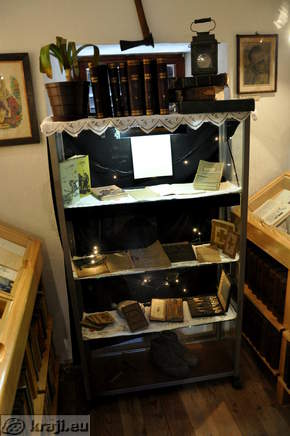 Omara s knjigami in Jalnovimi predmeti