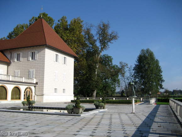 Ploščad pred gradom Brdo