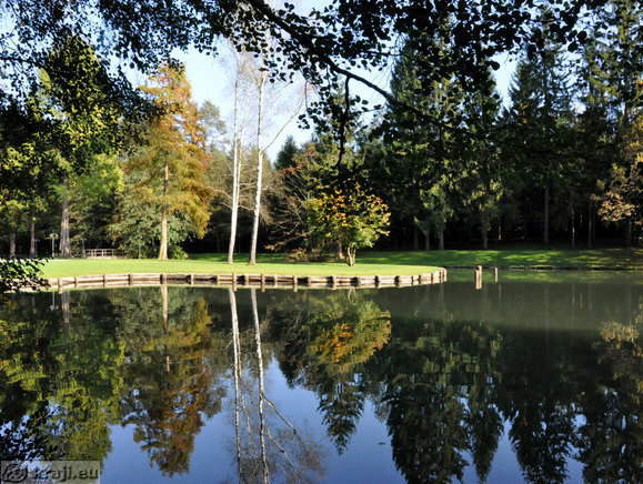 Idilično okolje Račjega otoka na Brdu